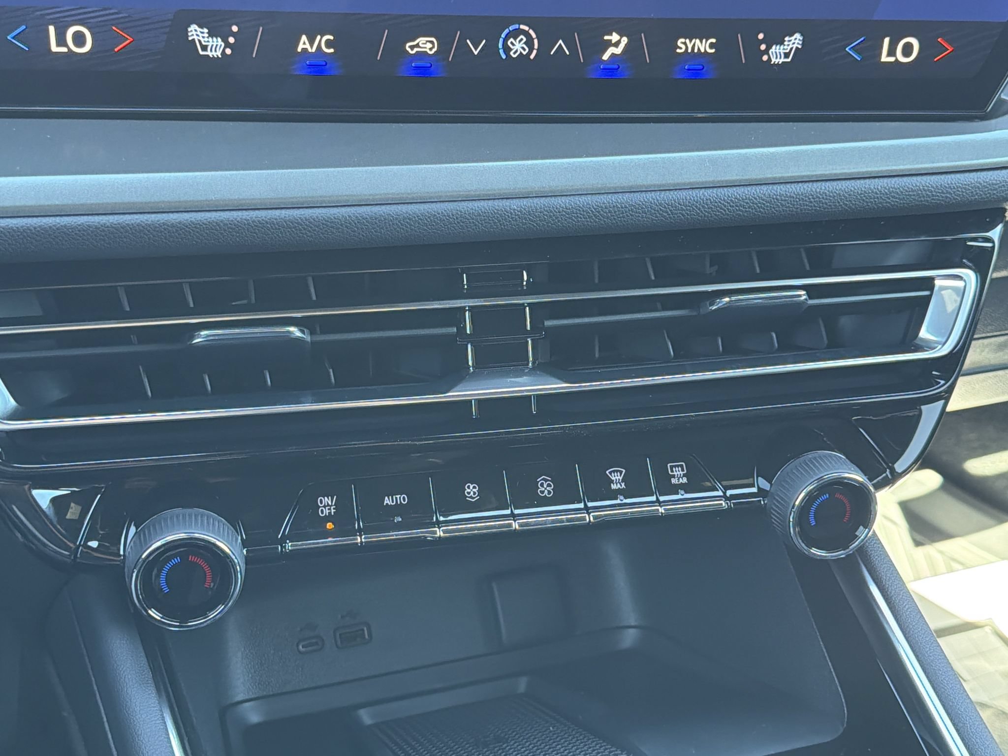 New 2027 Chevrolet Traverse LT w/ Midnight/Sport Edition FWD image 6