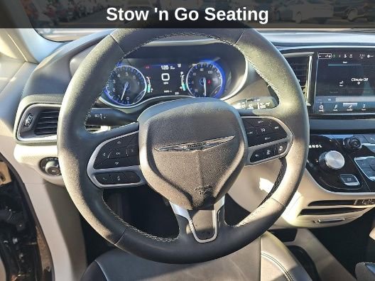 Used 2024 Chrysler Pacifica Touring-L FWD image 18