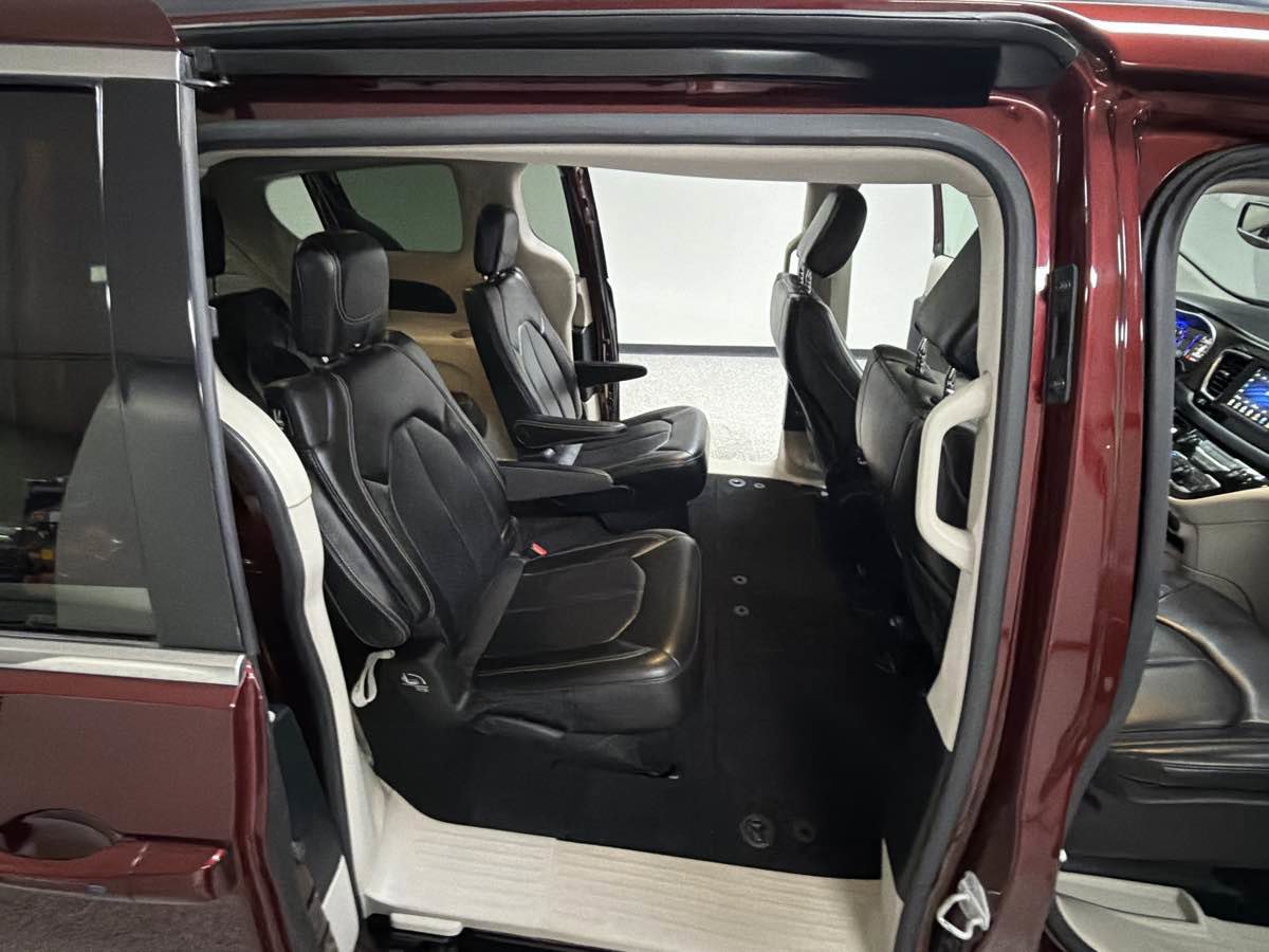 Used 2020 Chrysler Voyager Lxi FWD image 29