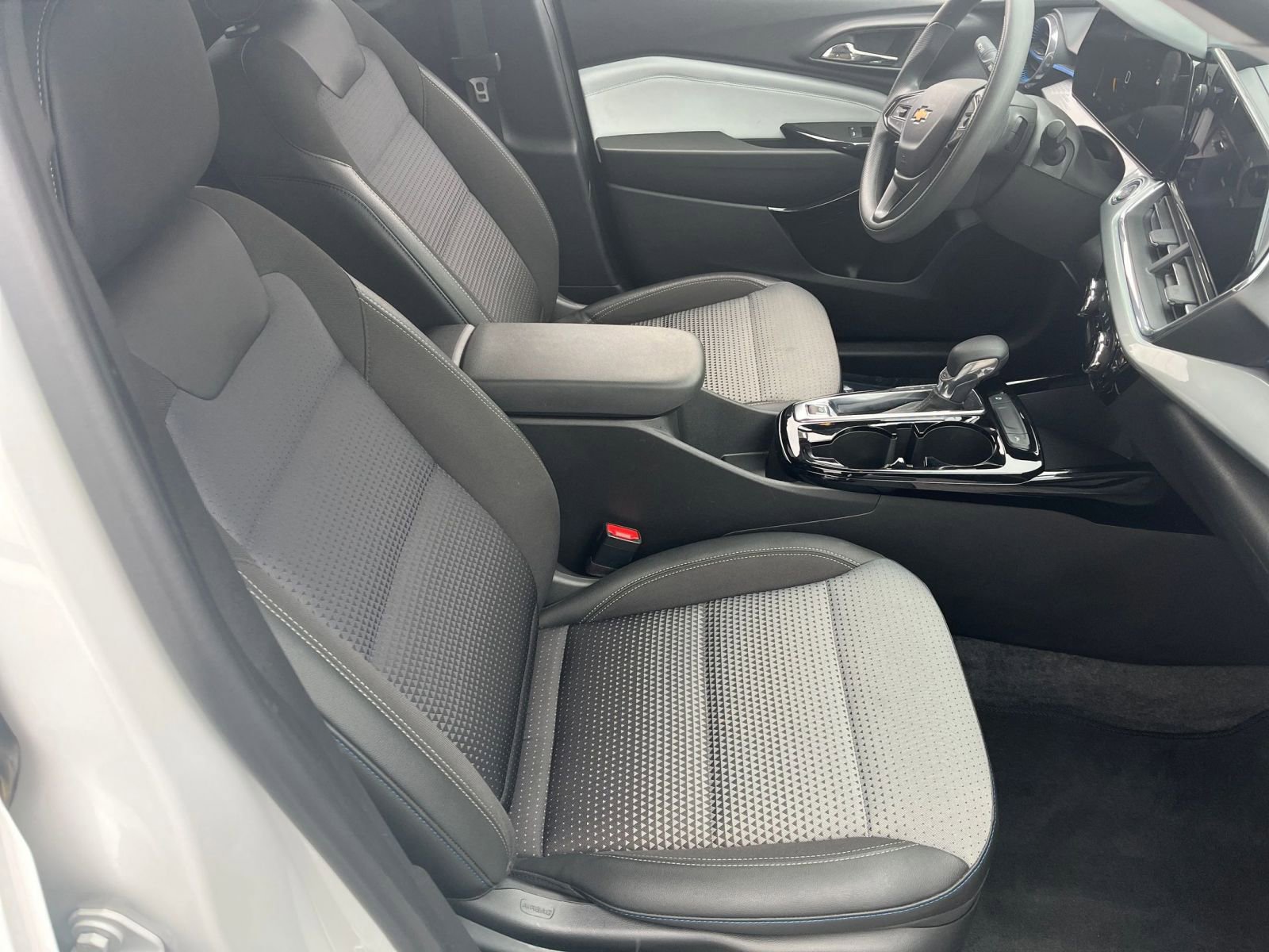 Used 2025 Chevrolet Trax LT image 36