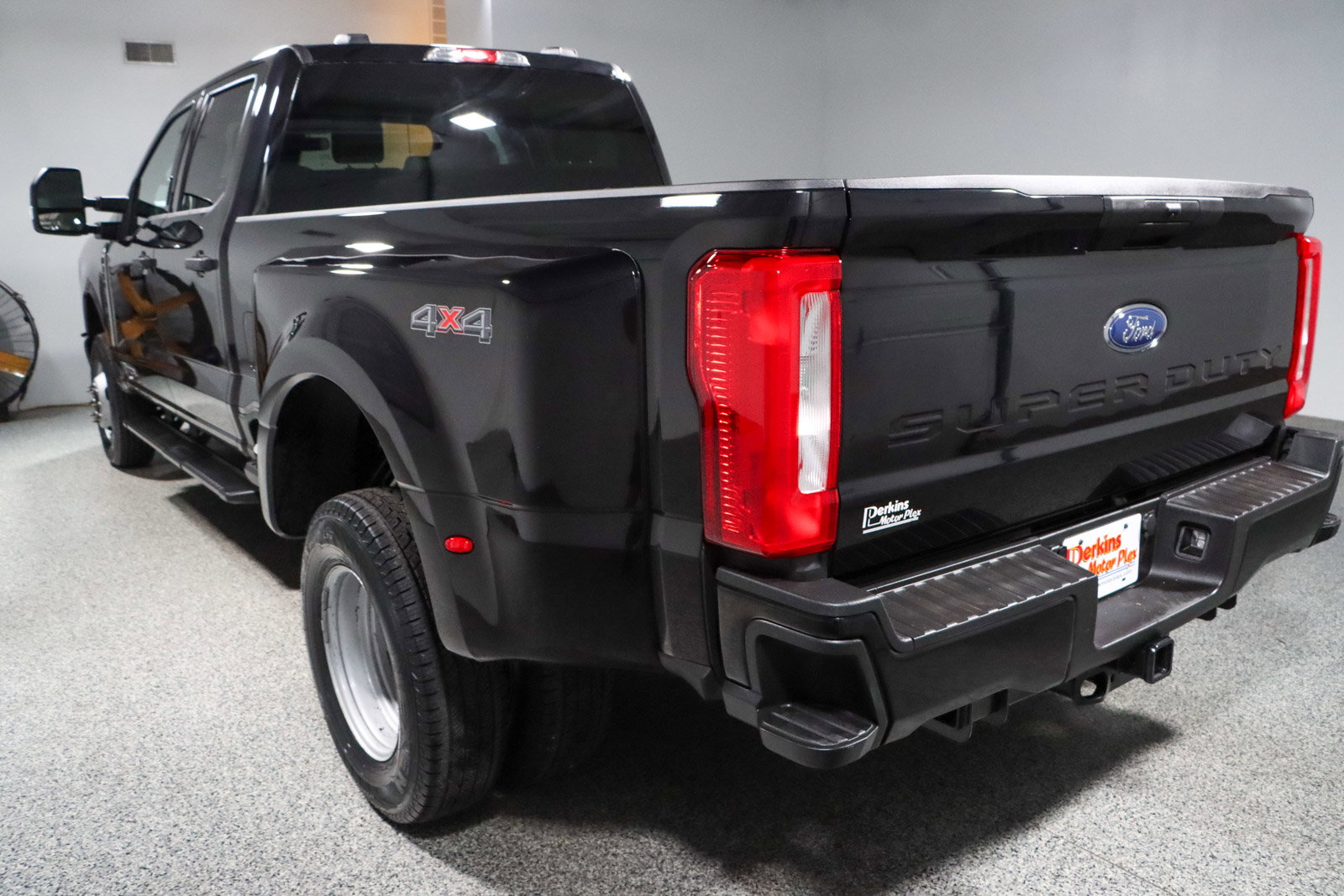 Used 2023 Ford F350 XLT AWD/4WD image 9