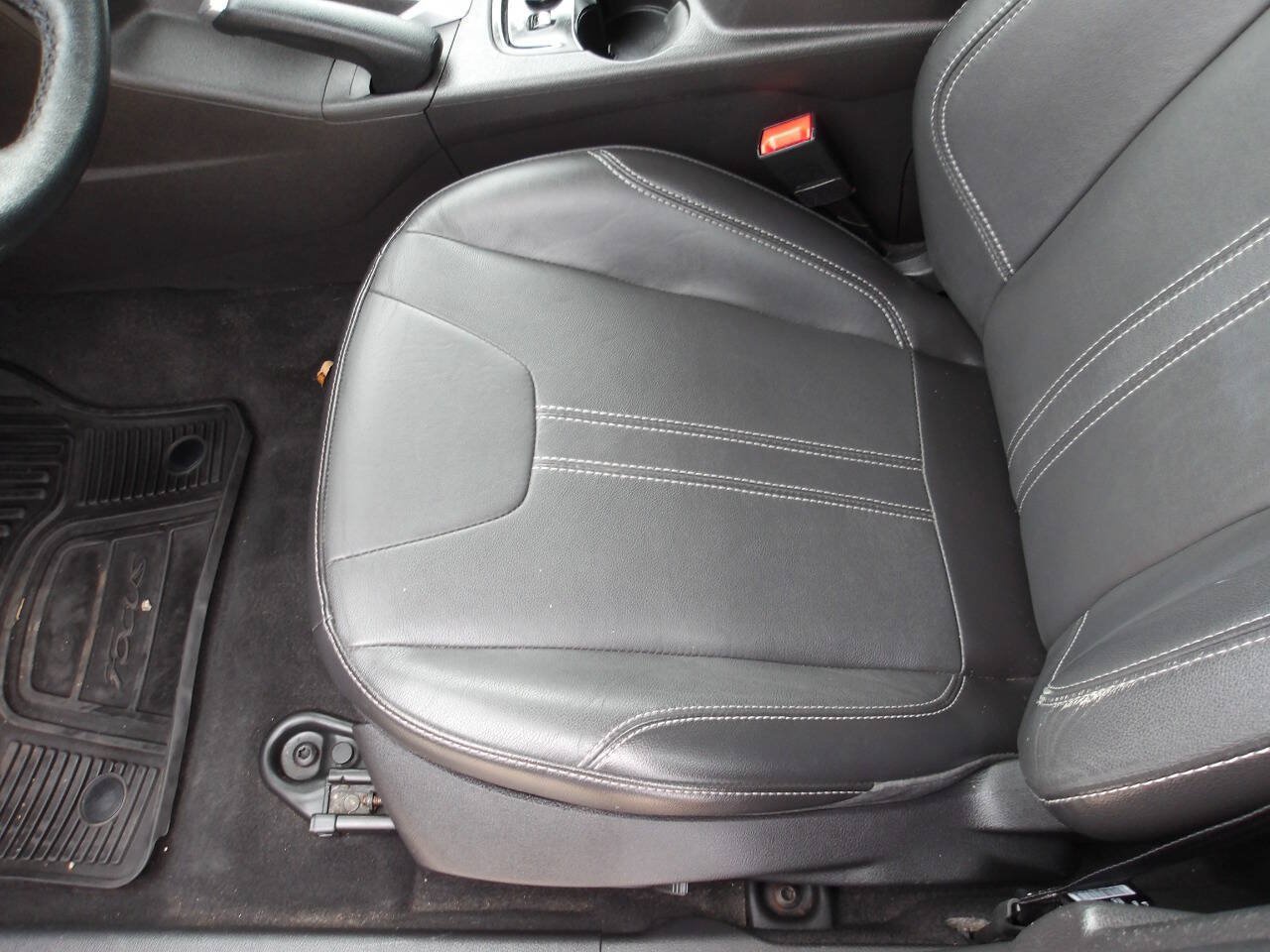 Used 2014 Ford Focus SE w/ Equipment Group 201A FWD image 20