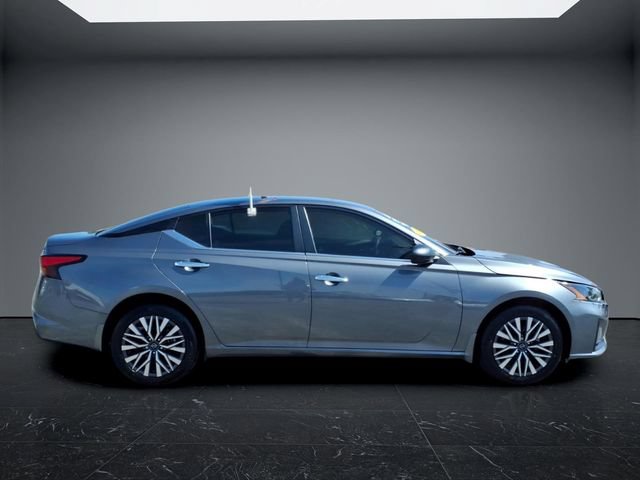 Used 2024 Nissan Altima 2.5 SV AWD/4WD image 2