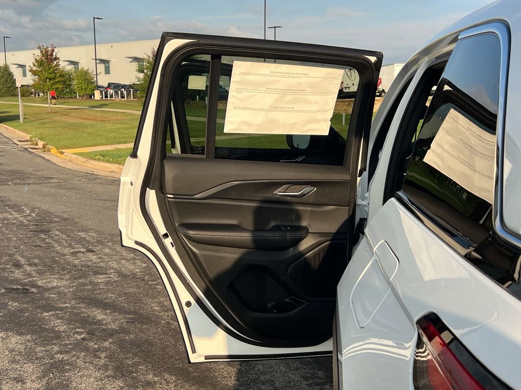 New 2025 Jeep Grand Cherokee Laredo X w/ Luxury Tech Group I image 35