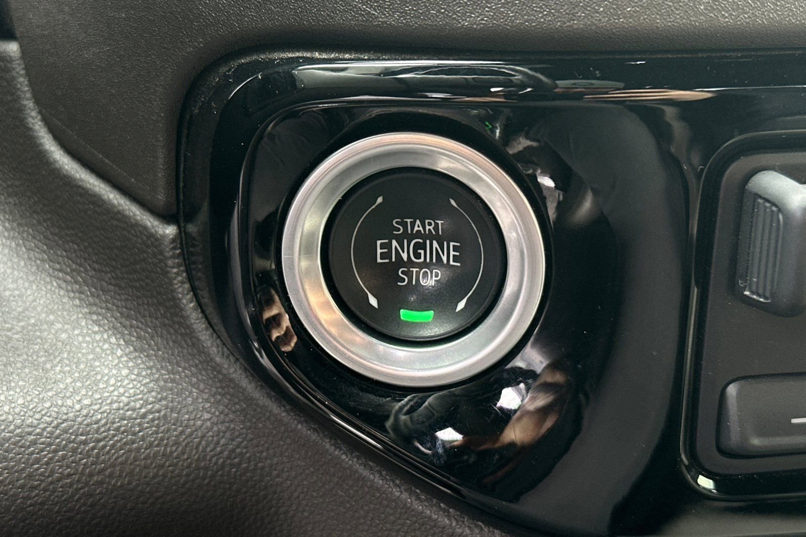 Used 2025 GMC Sierra 1500 SLT image 32