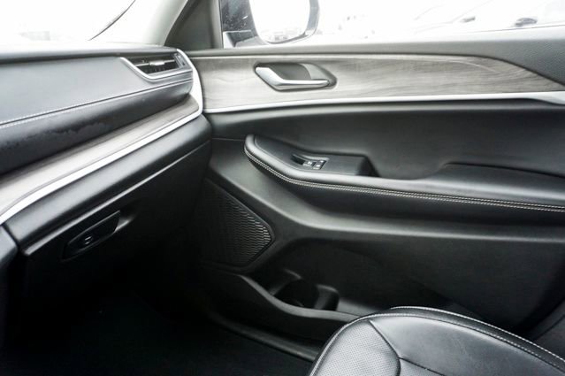 Used 2023 Jeep Grand Cherokee Limited w/ Luxury Tech Group II image 32