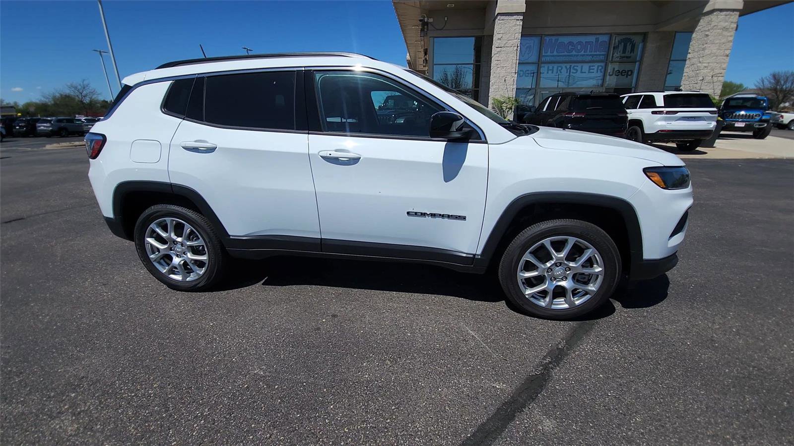 New 2024 Jeep Compass Latitude w/ Sun and Sound Group AWD/4WD image 10