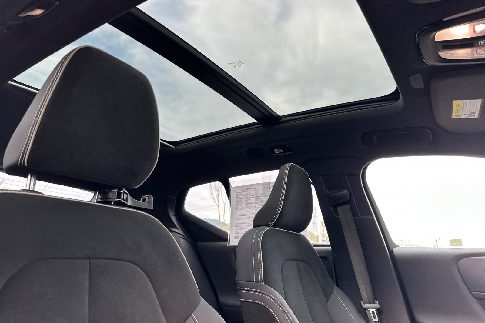 Used 2023 Volvo XC40 Recharge Plus image 18