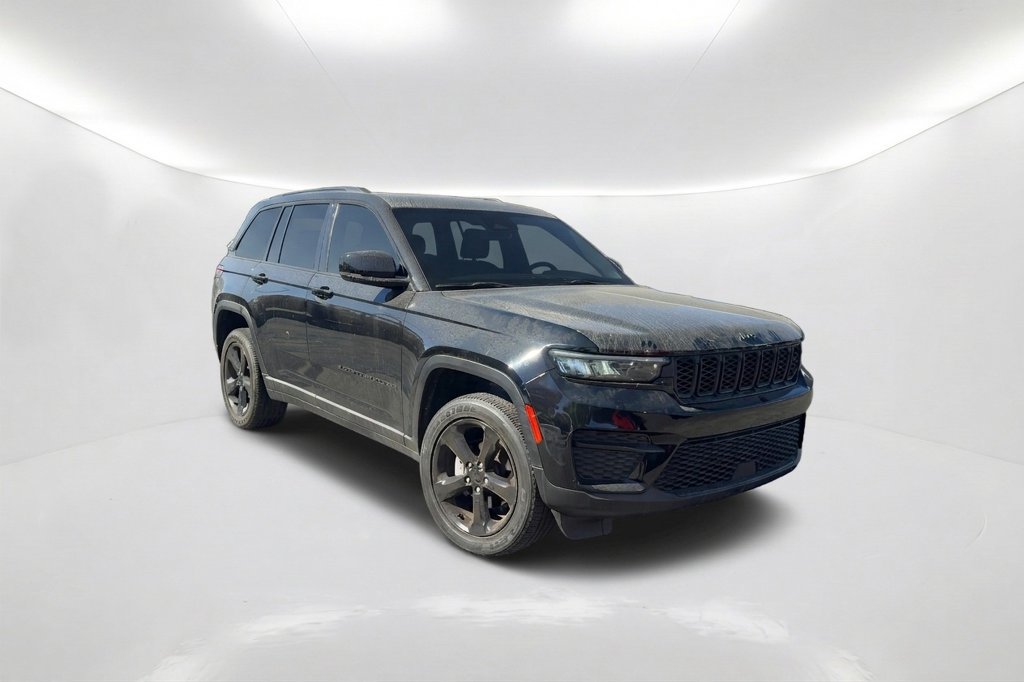 Used 2023 Jeep Grand Cherokee Altitude AWD/4WD image 3