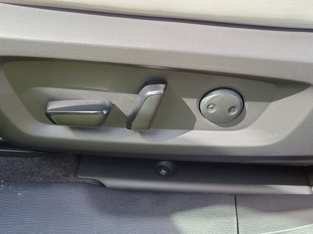 New 2025 Mitsubishi Outlander SE image 11