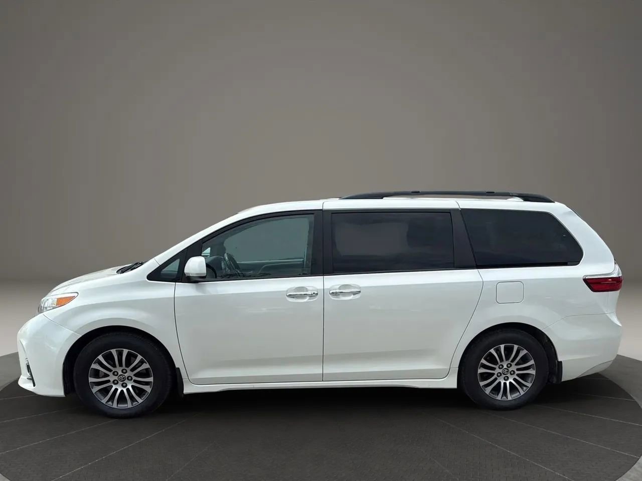 Used 2019 Toyota Sienna XLE image 16