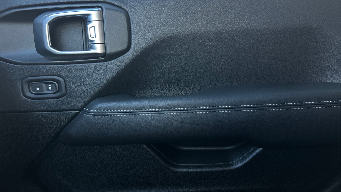 Used 2022 Jeep Wrangler Unlimited Sahara image 41