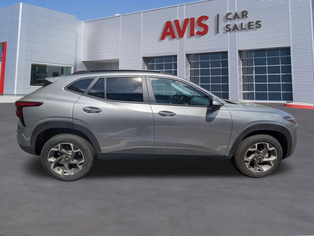 Used 2025 Chevrolet Trax LT w/ LT Convenience Package FWD image 5