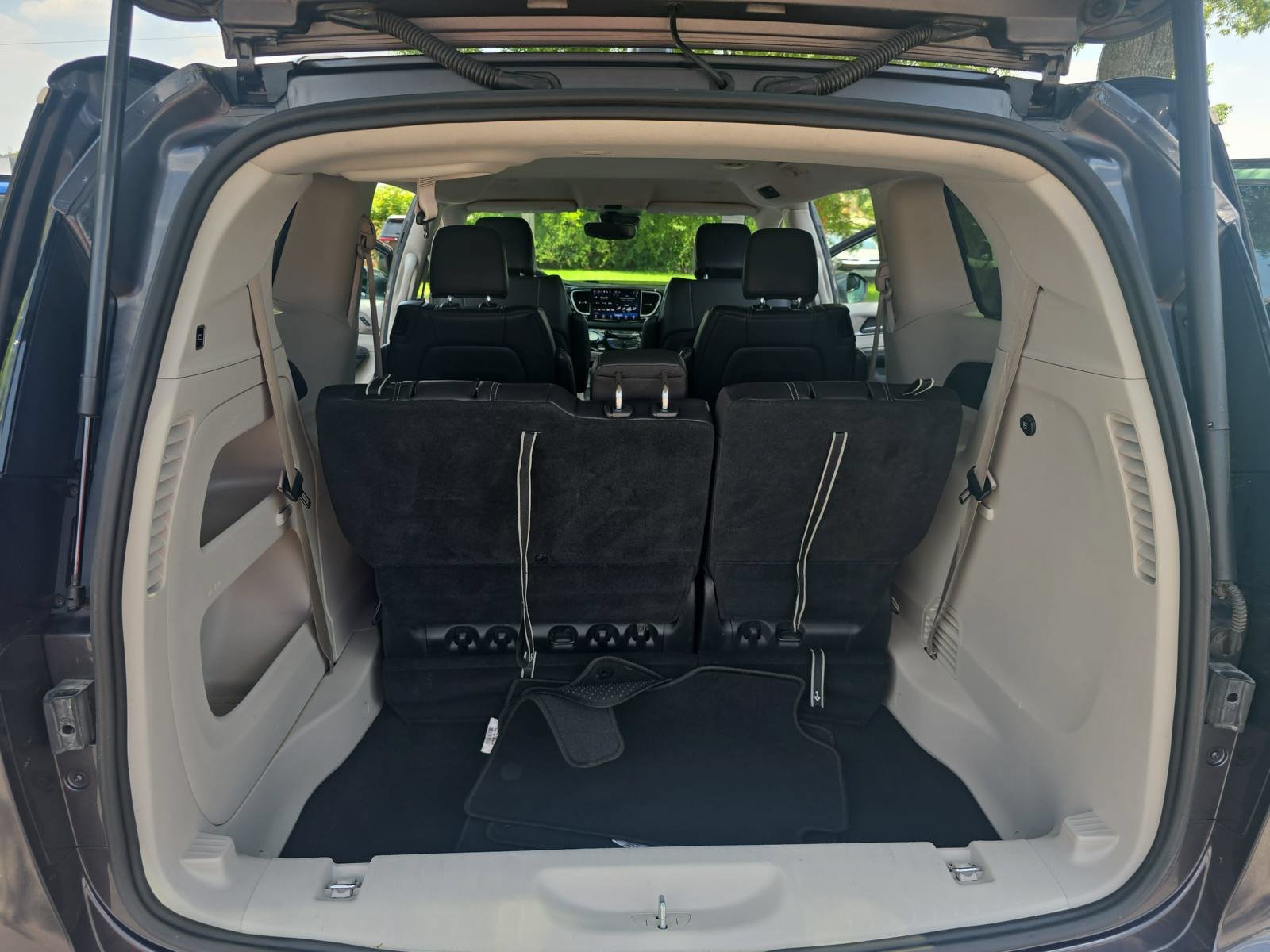 Used 2022 Chrysler Pacifica Touring-L FWD image 14