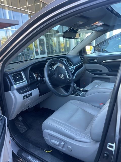 Used 2016 Toyota Highlander Limited w/ Driver Technology Package image 3