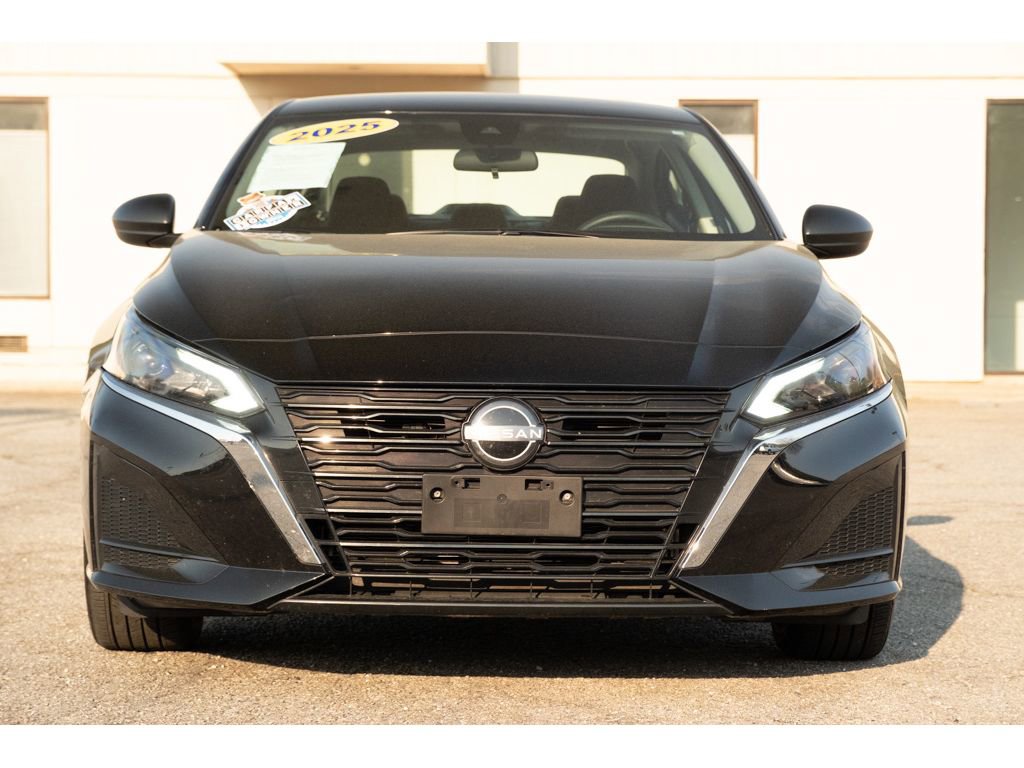Used 2025 Nissan Altima 2.5 SV image 3