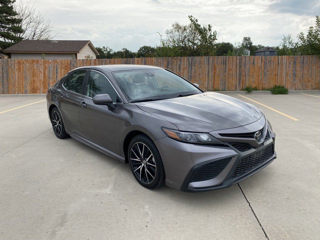 Used 2024 Toyota Camry SE image 1