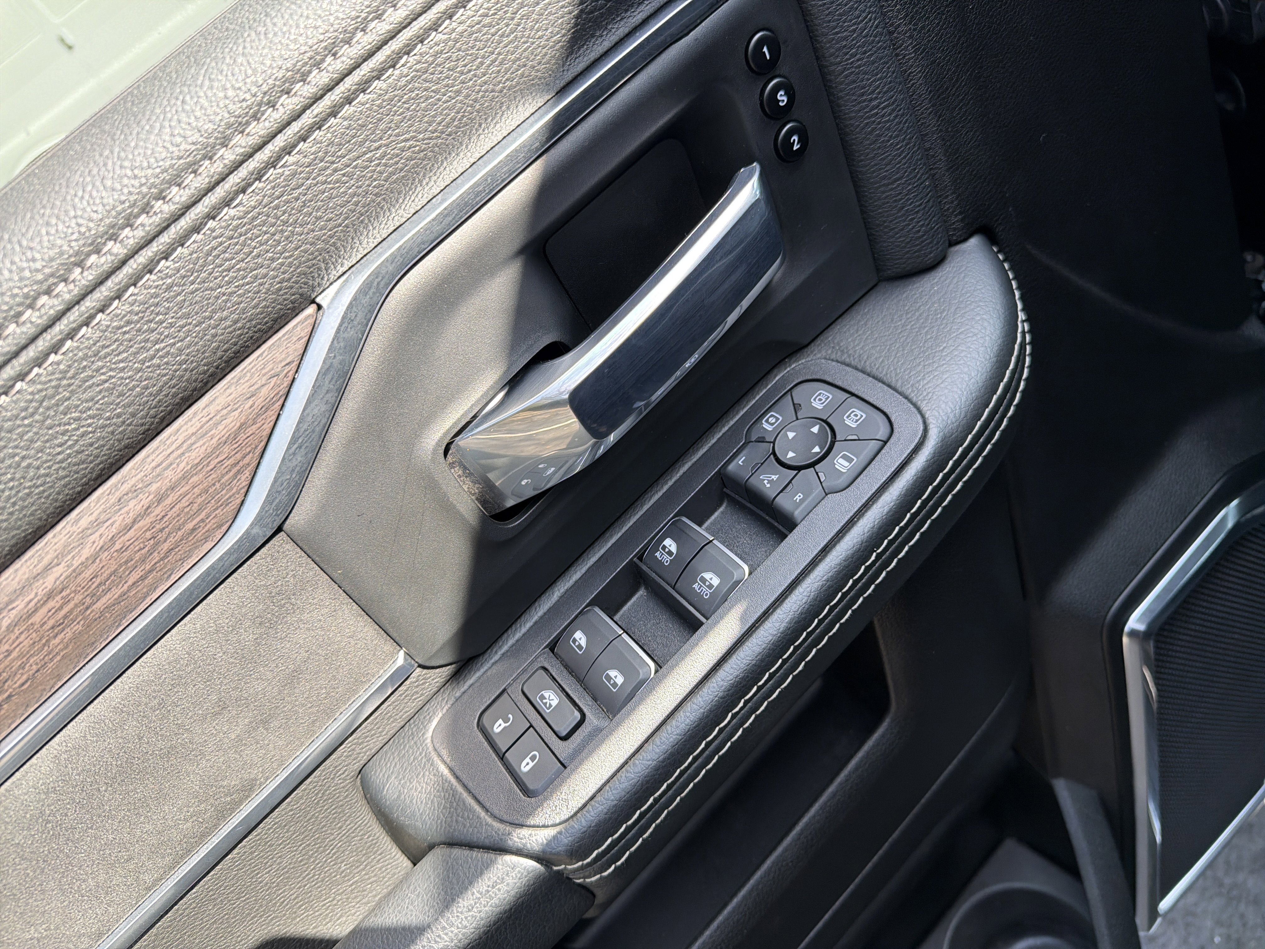 Used 2025 RAM 3500 Laramie image 15