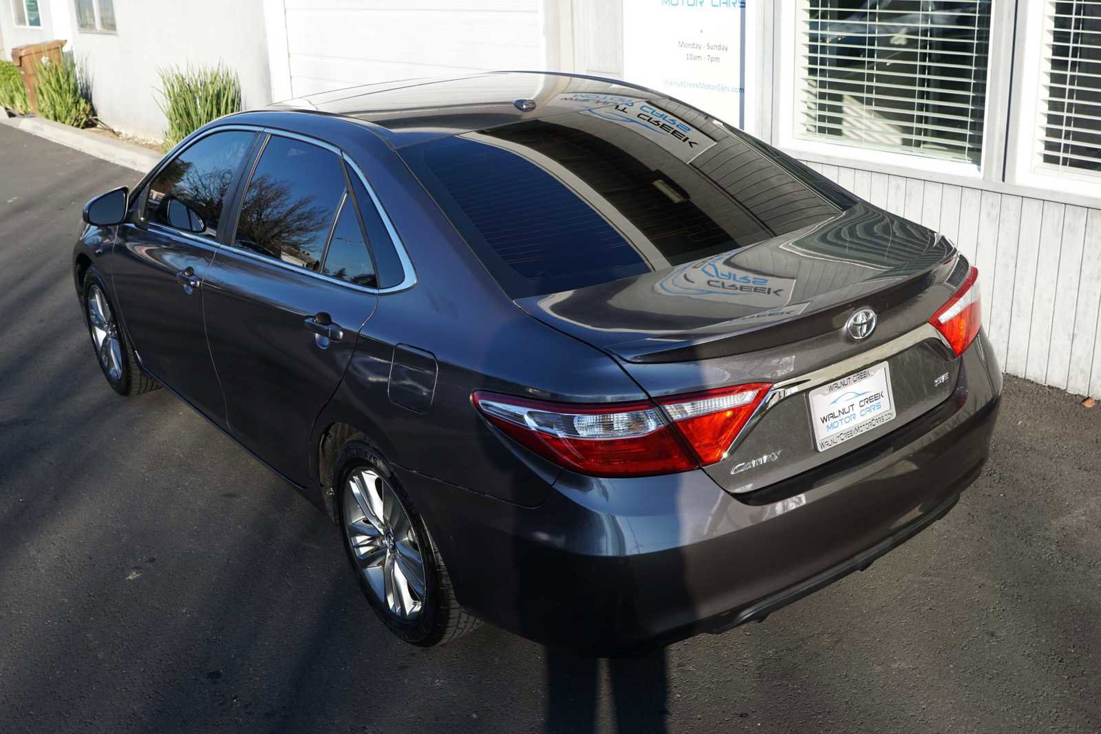 Used 2017 Toyota Camry SE w/ Moonroof Package image 18