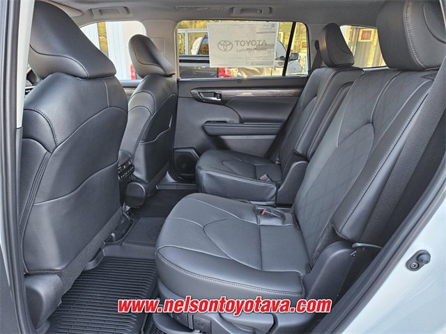 New 2026 Toyota Highlander Platinum image 6