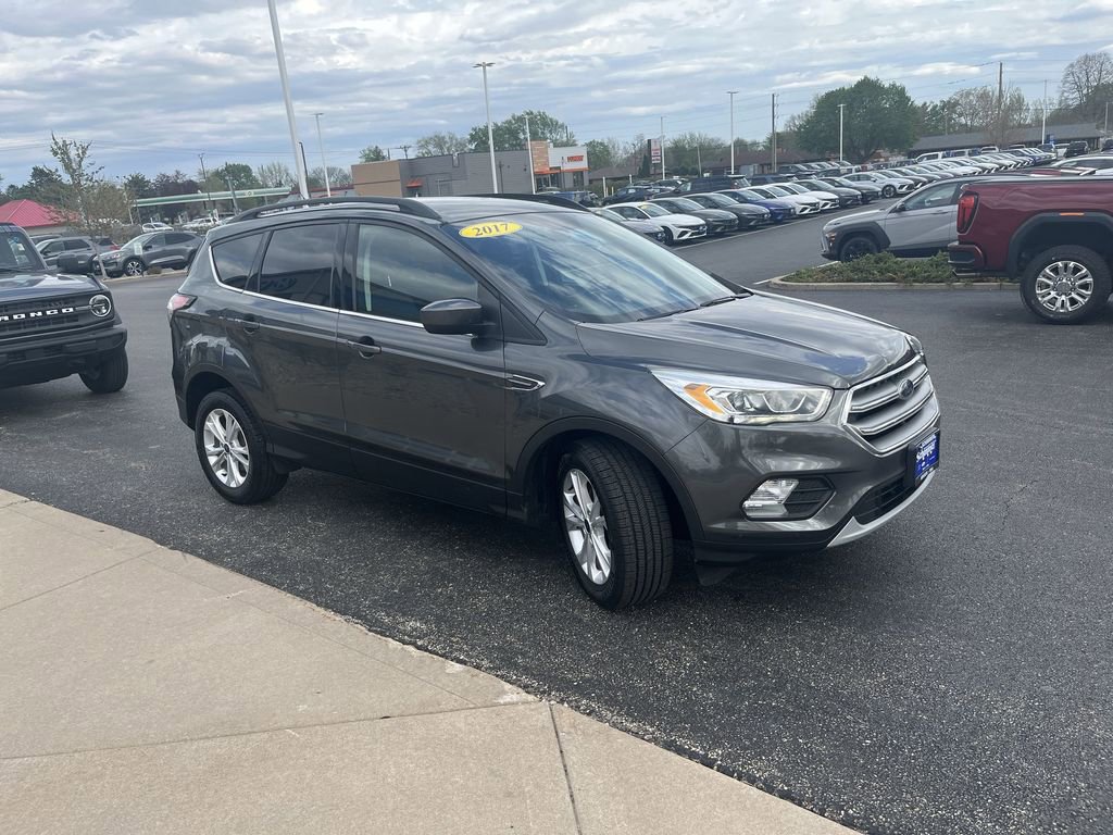 Used 2017 Ford Escape SE w/ Equipment Group 201A FWD image 3