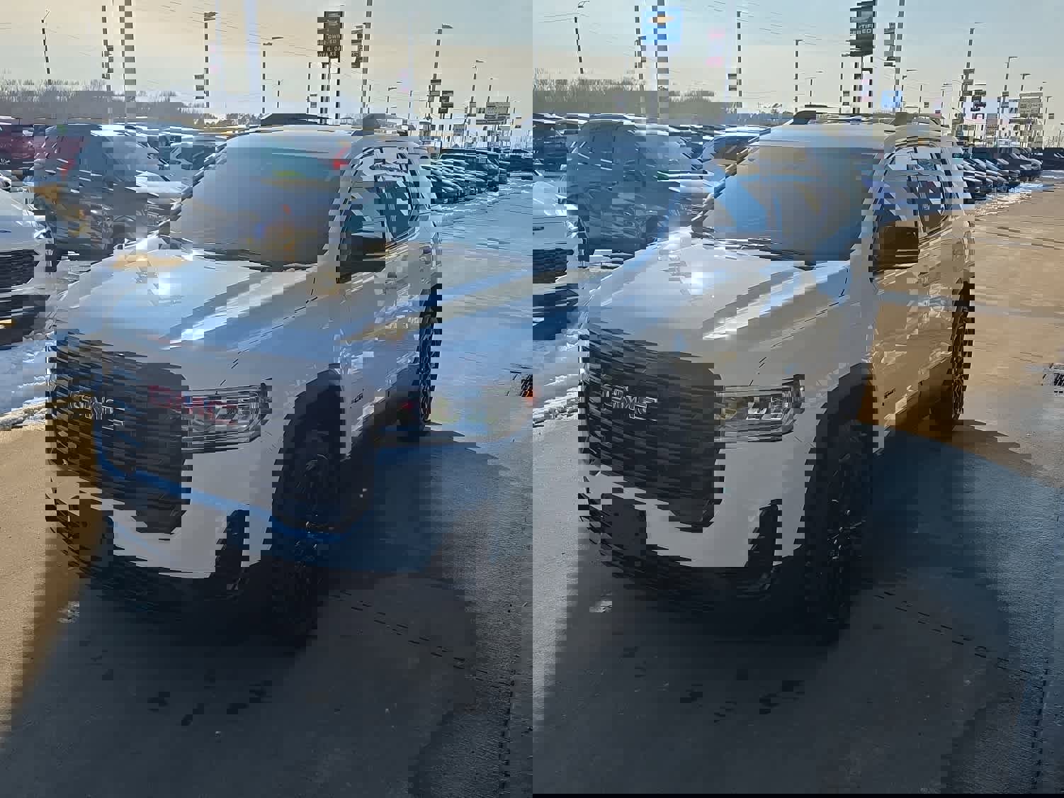 Used 2023 GMC Acadia SLE w/ Driver Convenience Package image 4