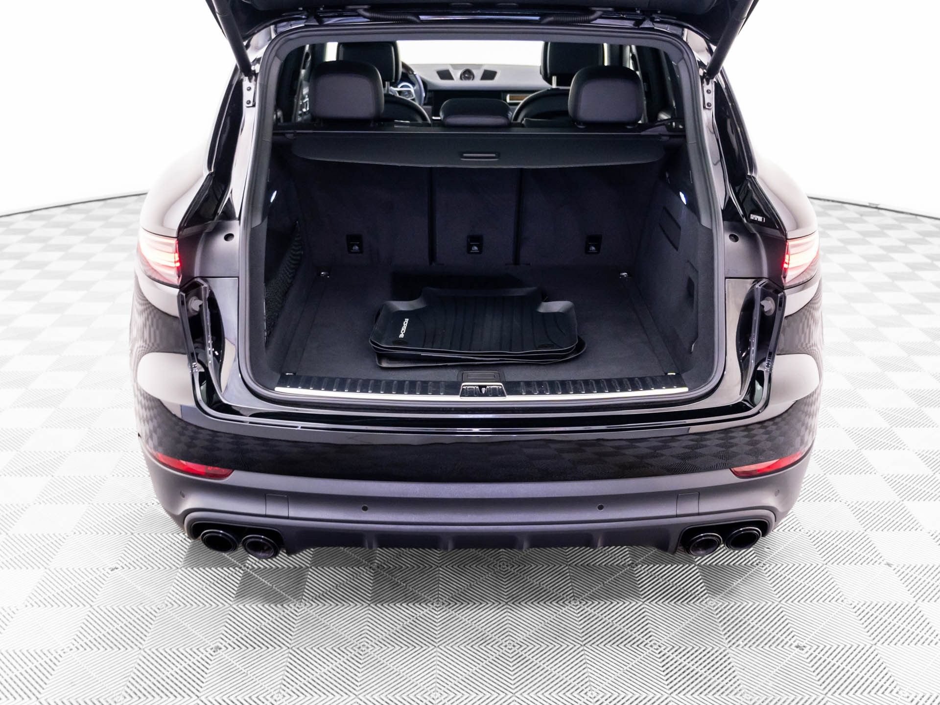 Certified 2023 Porsche Cayenne Platinum Edition AWD/4WD image 34