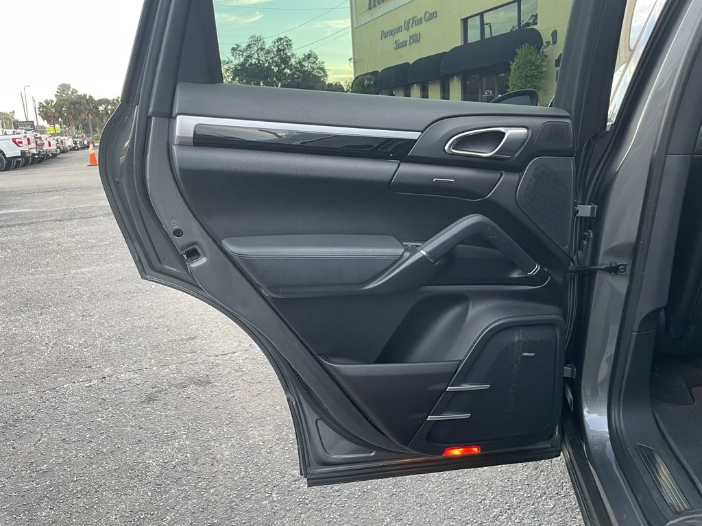 Used 2014 Porsche Cayenne Diesel Platinum Edition image 36