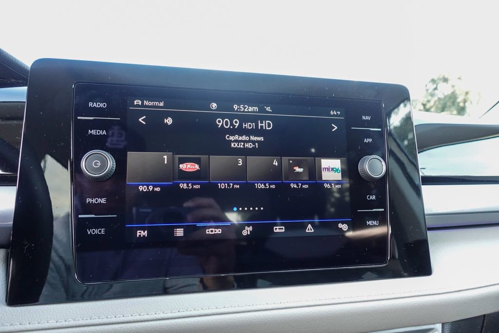 Certified 2025 Volkswagen Taos SEL image 17