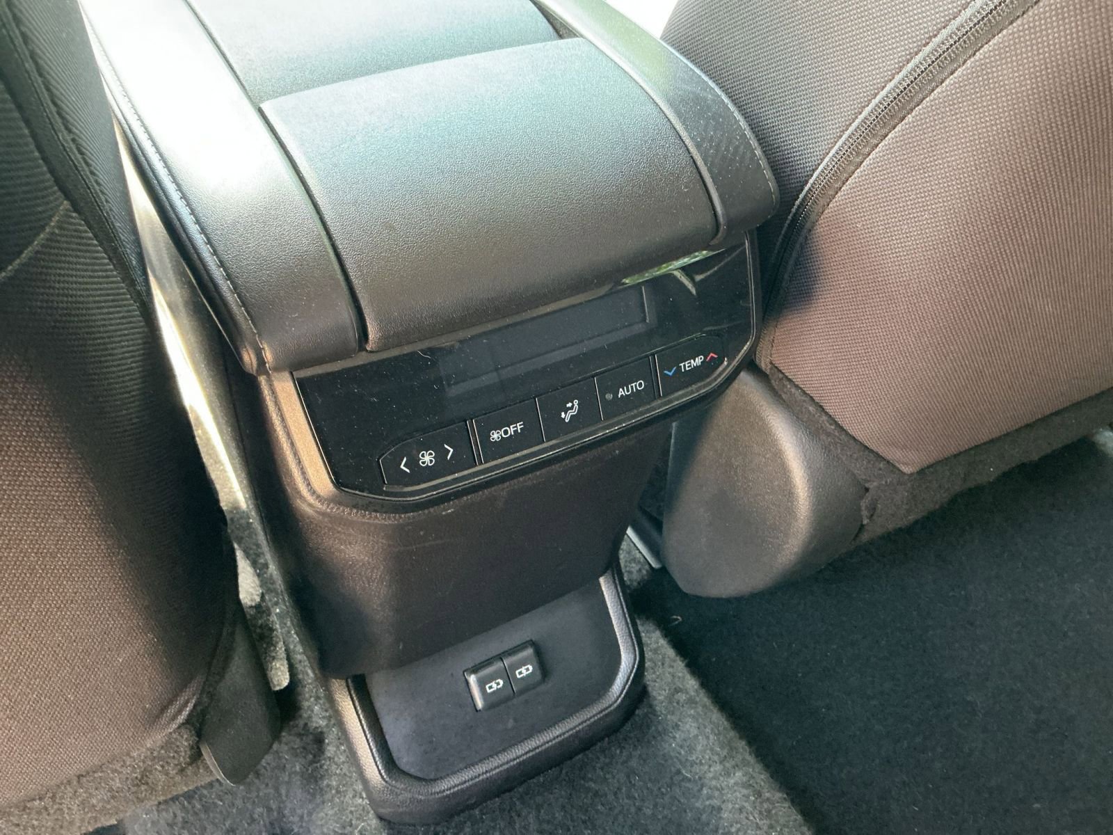 Used 2025 Toyota Highlander LE FWD image 21