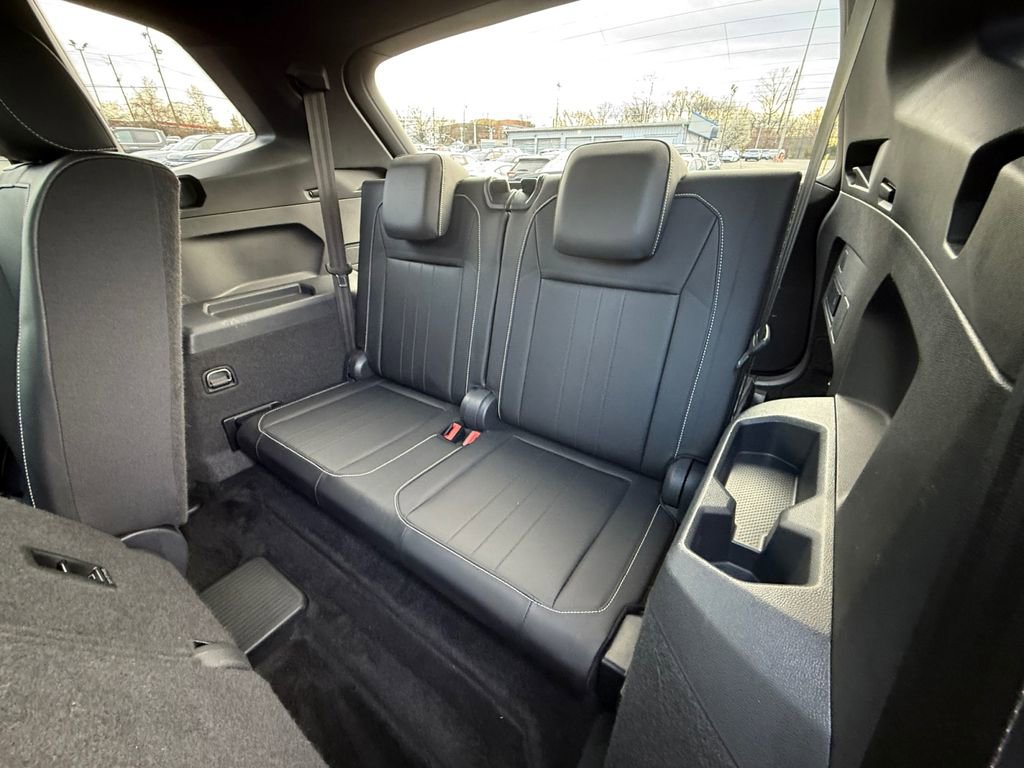 Used 2023 Volkswagen Tiguan SE R-Line FWD image 24