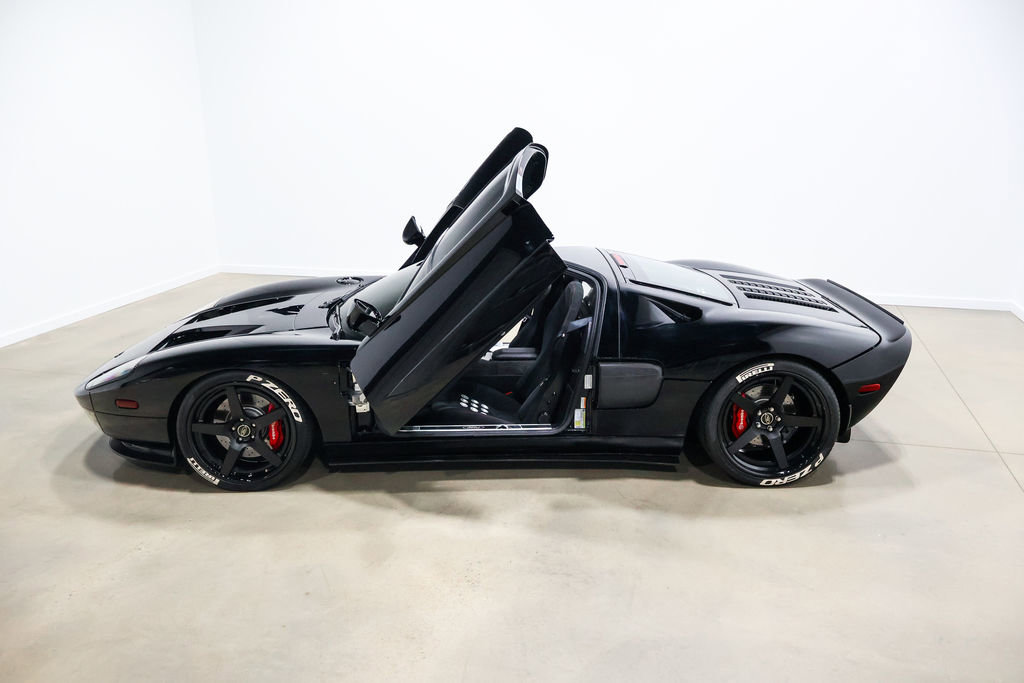 Used 2006 Ford GT RWD image 17