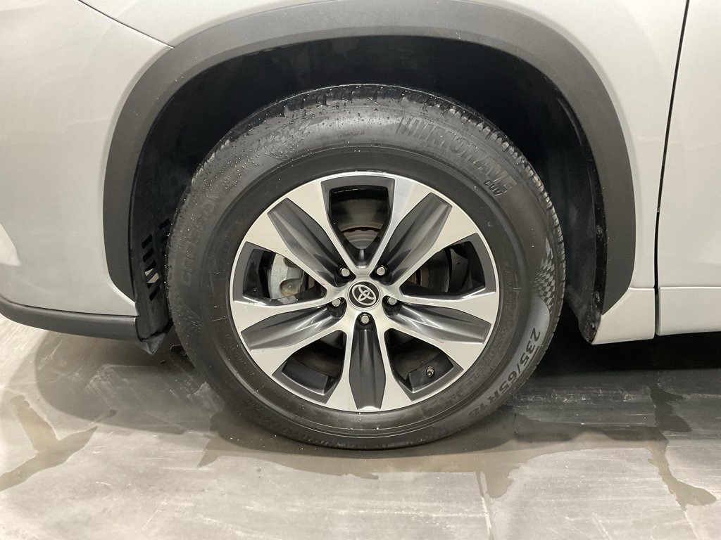 Used 2021 Toyota Highlander XLE image 6