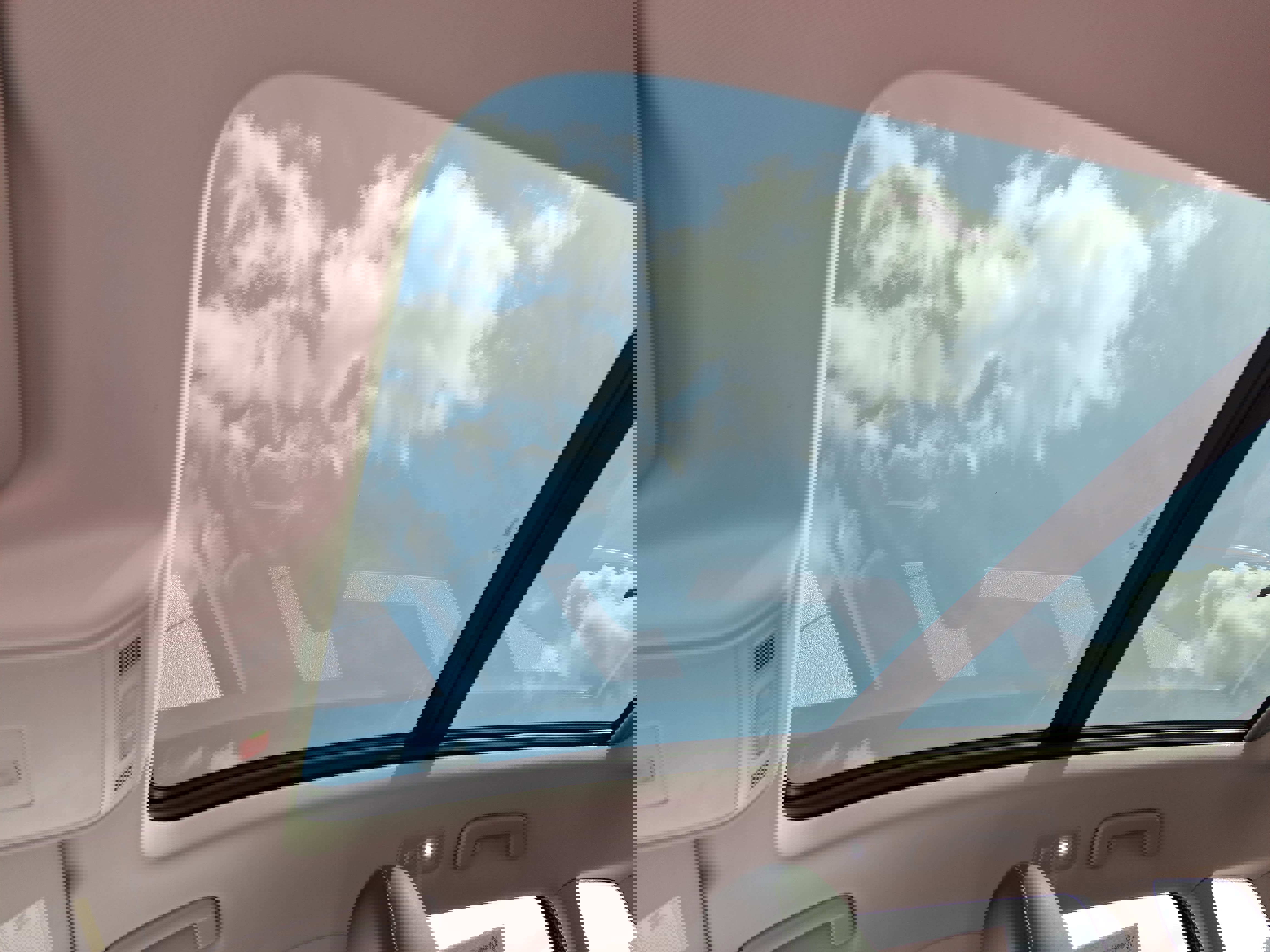 Used 2025 Volkswagen Taos SE w/ Panoramic Sunroof Package image 26