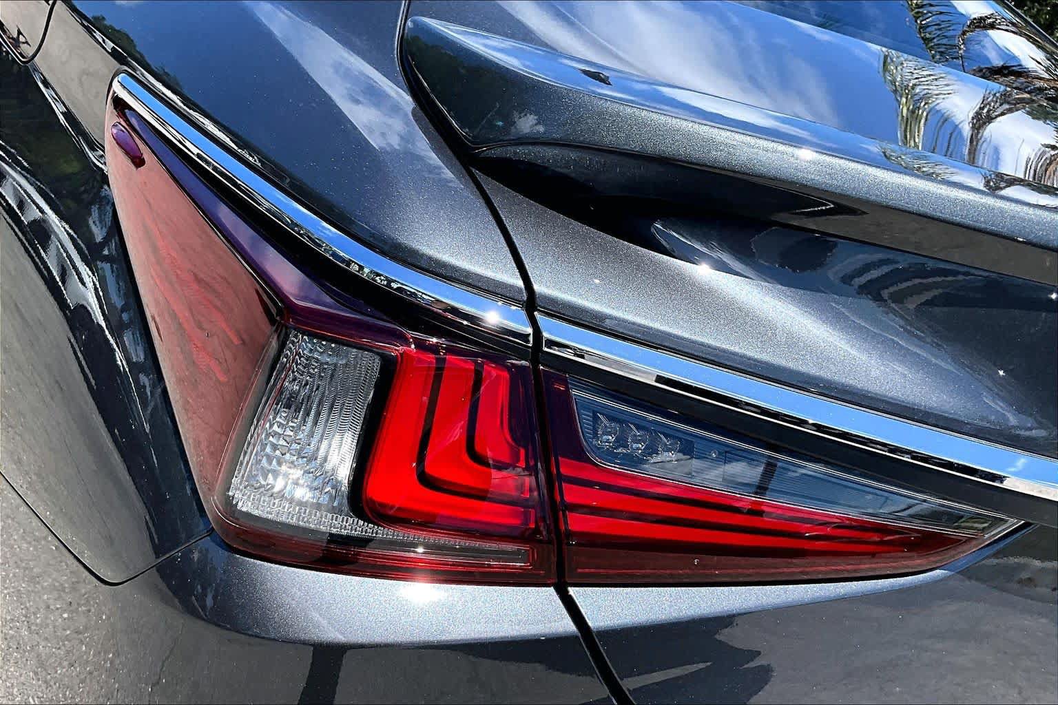 Used 2025 Lexus ES 300h w/ Premium Package FWD image 29