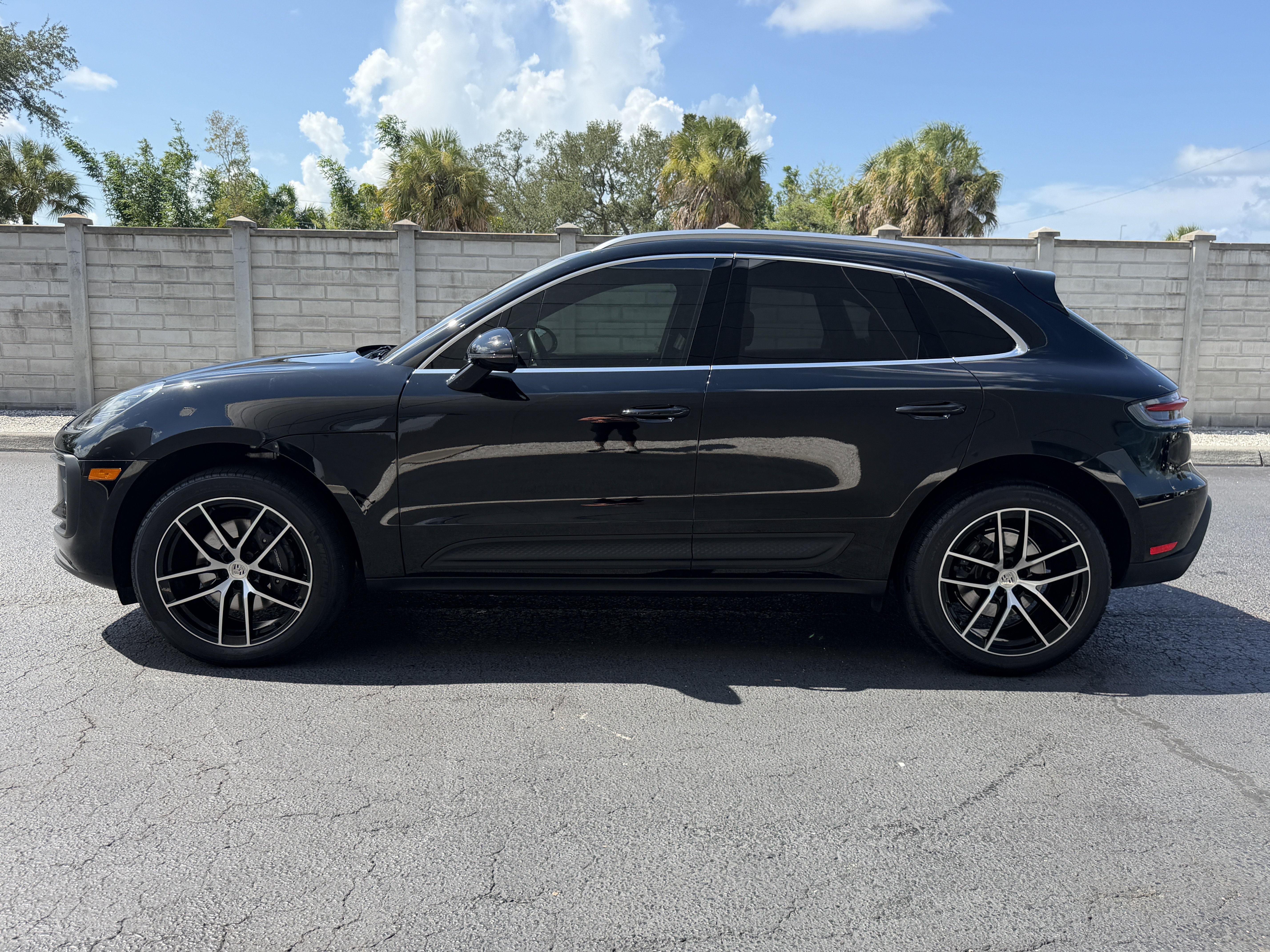Certified 2024 Porsche Macan AWD/4WD image 2