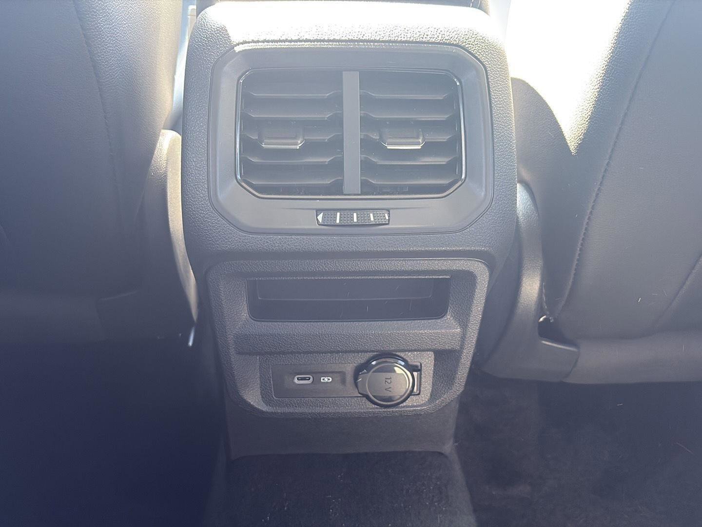 Used 2023 Volkswagen Tiguan SE image 15
