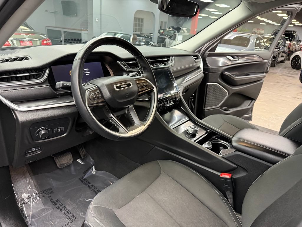 Used 2022 Jeep Grand Cherokee Laredo w/ Luxury Tech Group I RWD image 35