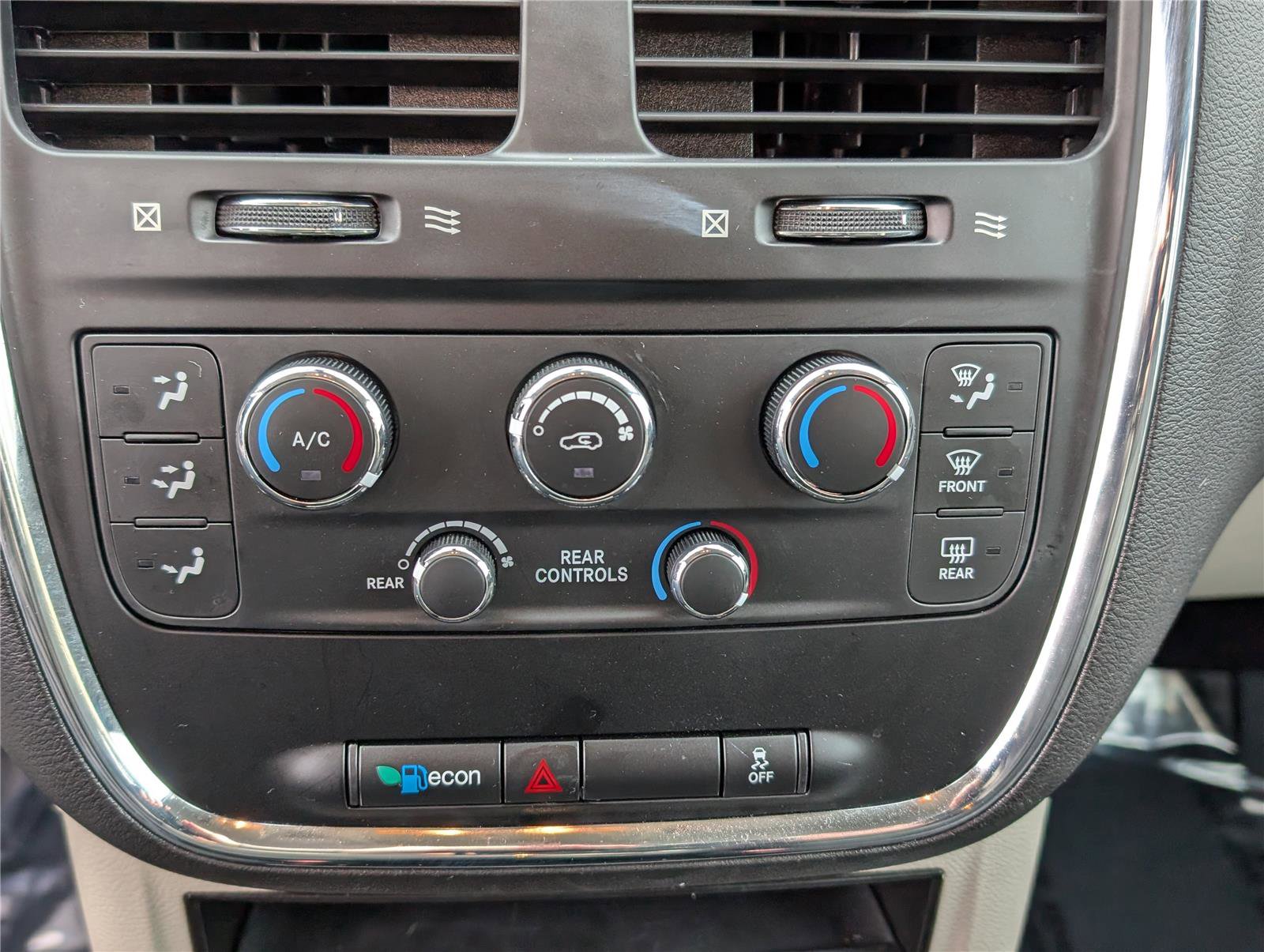 Used 2018 Dodge Grand Caravan SE w/ UConnect Hands-Free Group image 20