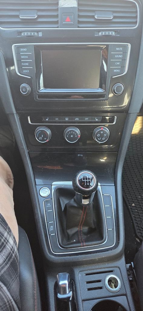 Used 2015 Volkswagen GTI SE image 12