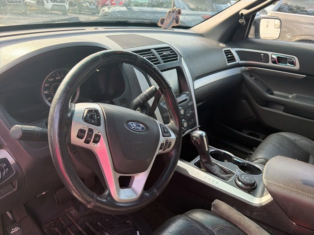 Used 2015 Ford Explorer XLT w/ Equipment Group 202A AWD/4WD image 9