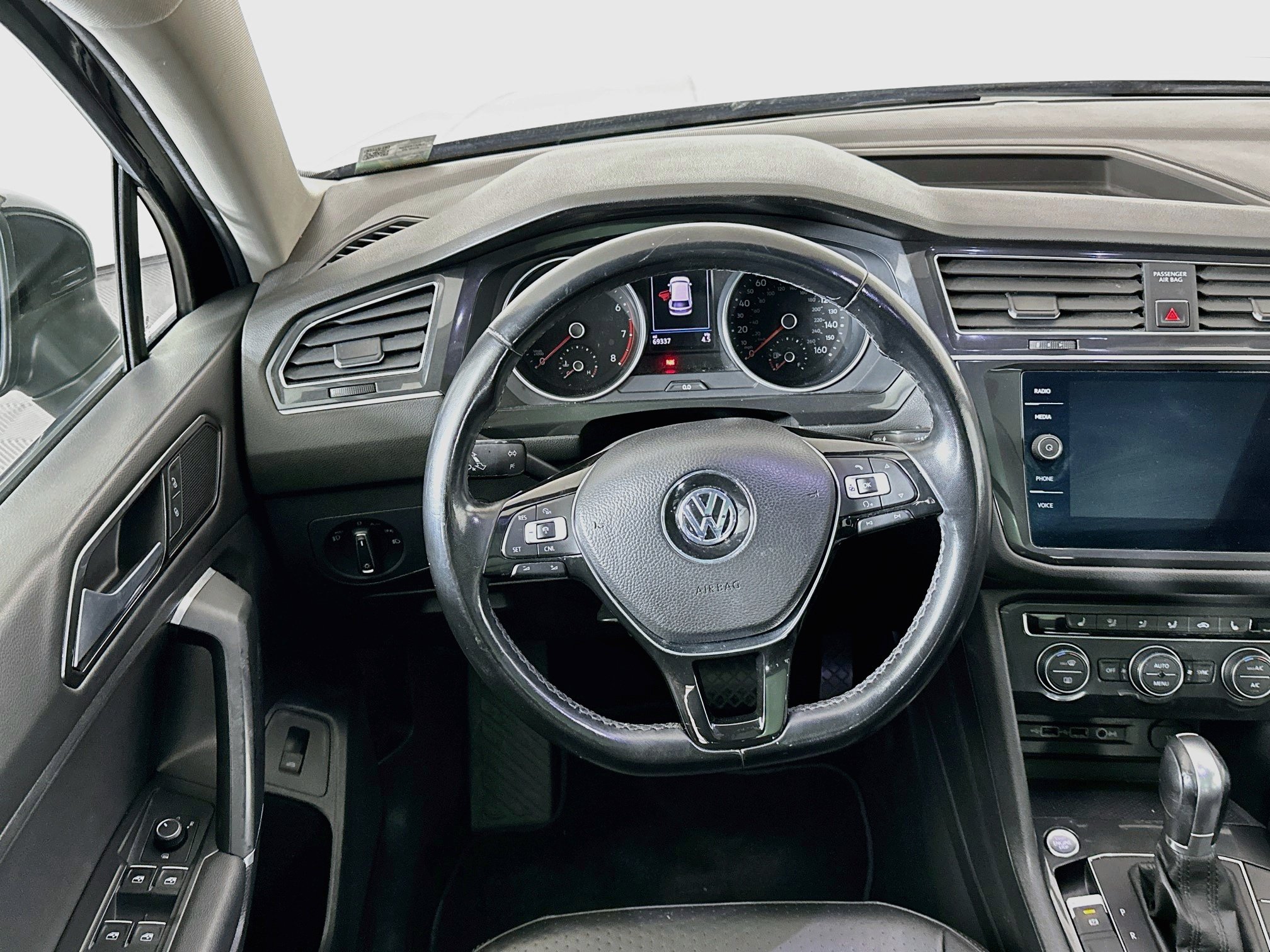 Used 2018 Volkswagen Tiguan SEL FWD image 18