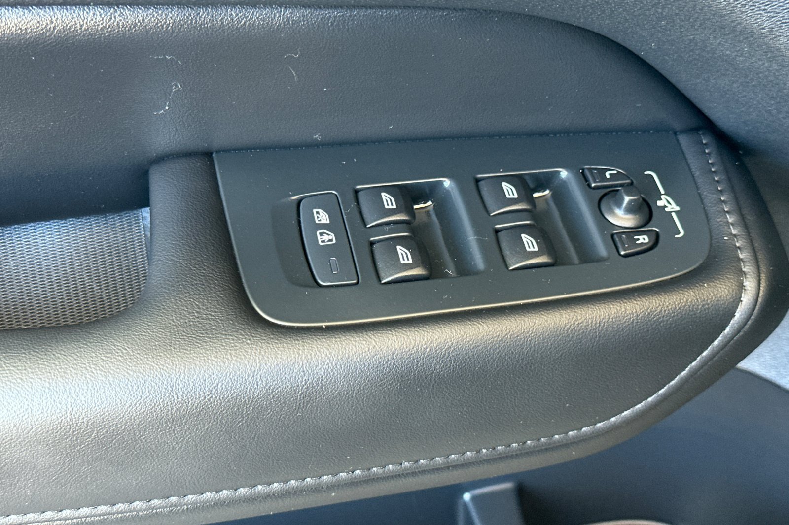 Certified 2025 Volvo XC60 B5 Plus AWD/4WD image 13
