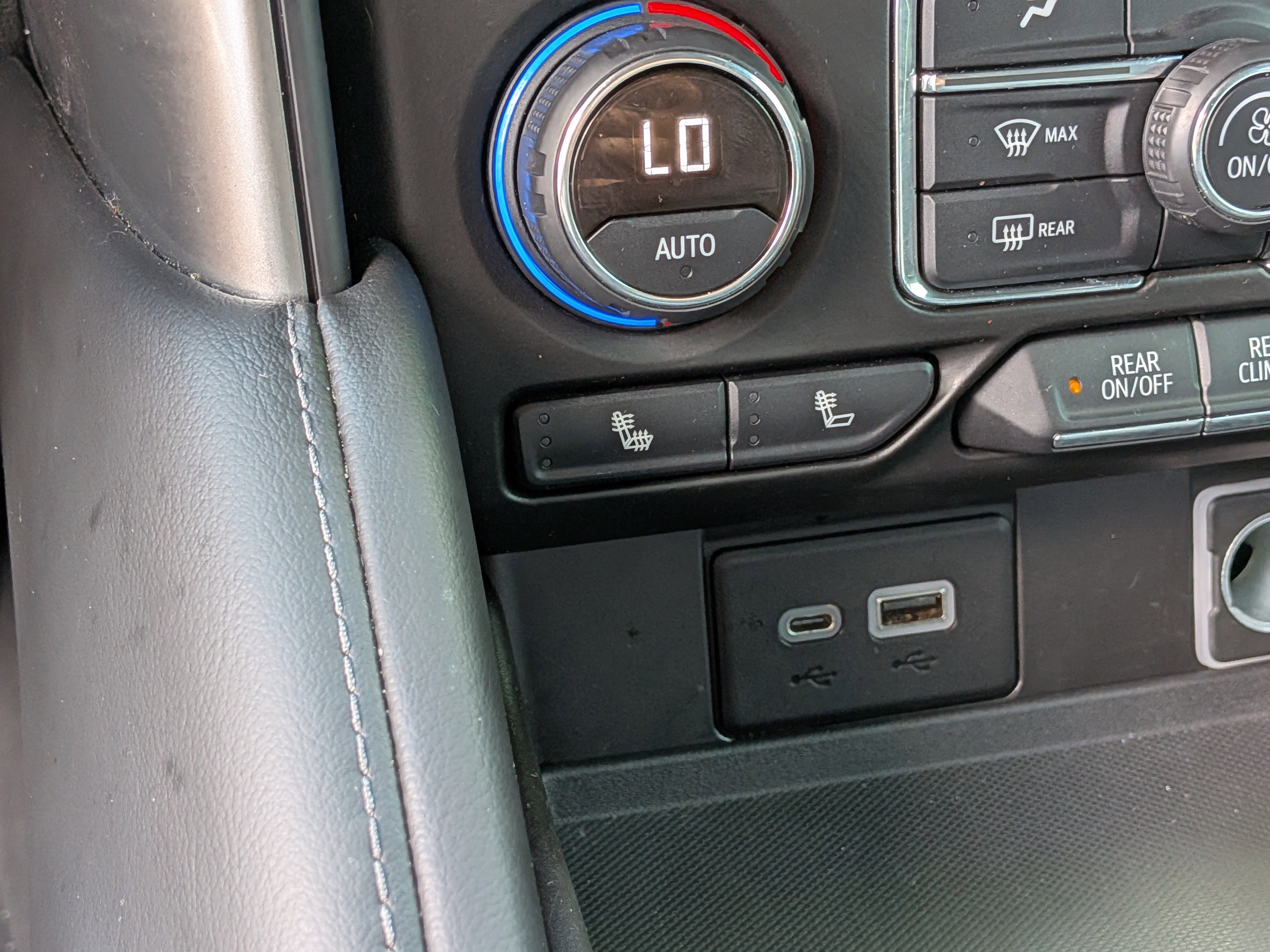 Used 2021 Chevrolet Suburban LT w/ Luxury Package RWD image 30