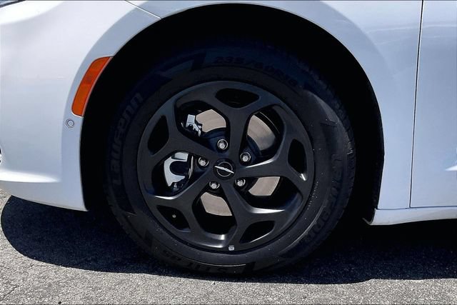 Used 2023 Chrysler Pacifica Limited w/ Uconnect Theater Family Group FWD image 8