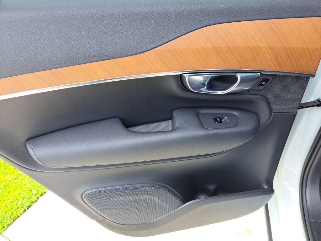 Used 2025 Volvo XC90 B5 Plus w/ Protection Package Premier image 9