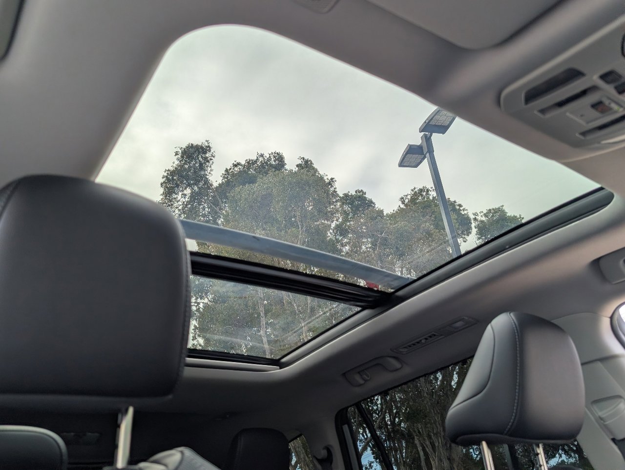 Used 2024 Toyota Highlander Platinum AWD/4WD image 3