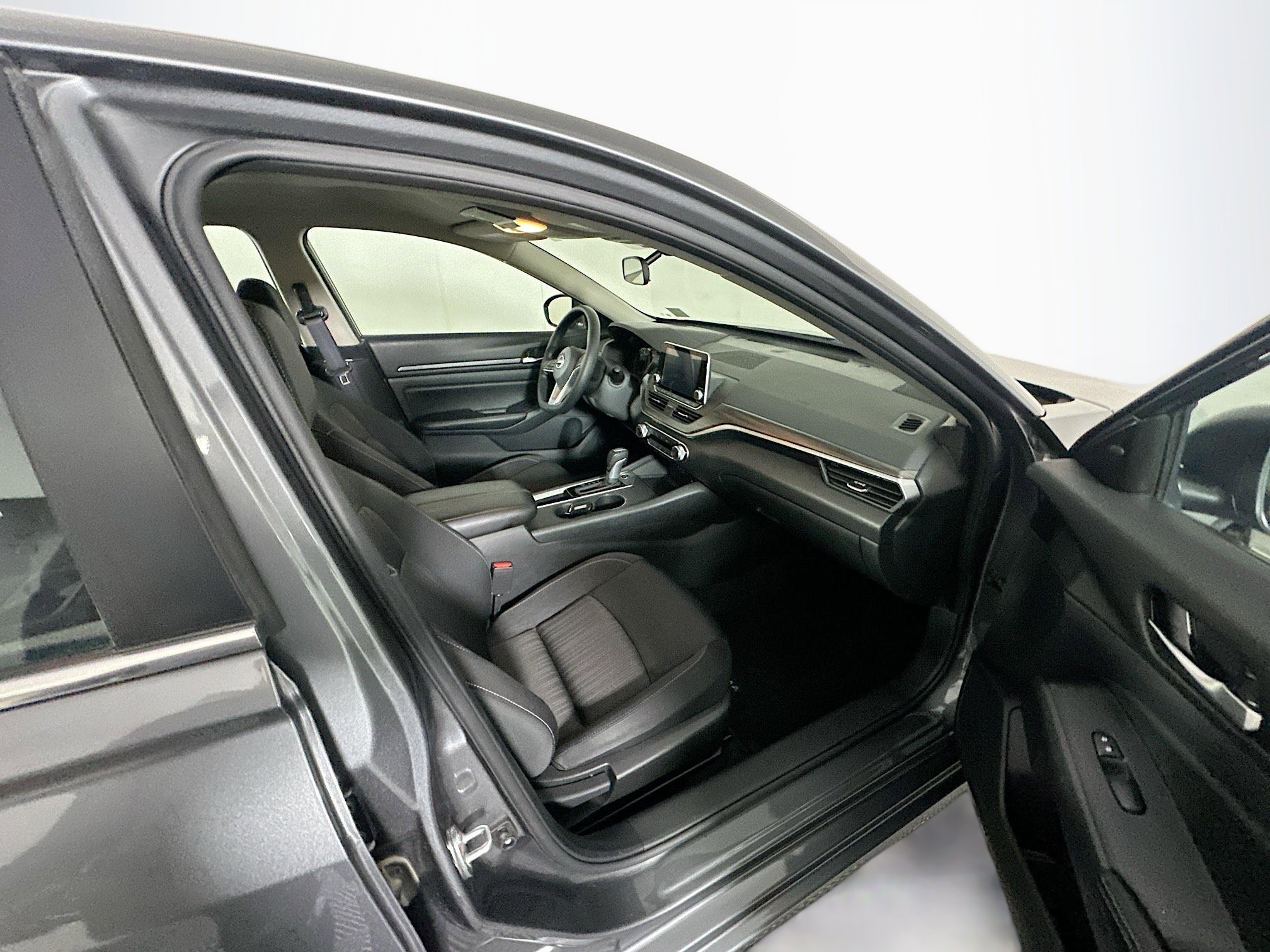 Used 2025 Nissan Altima 2.5 SV image 28