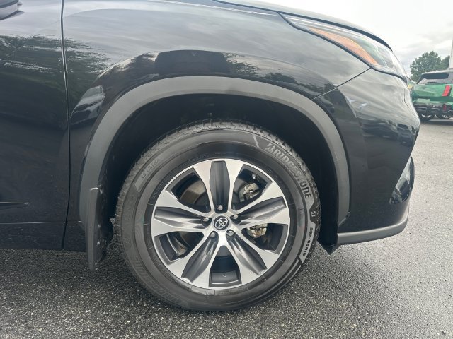 Used 2023 Toyota Highlander XLE AWD/4WD image 16