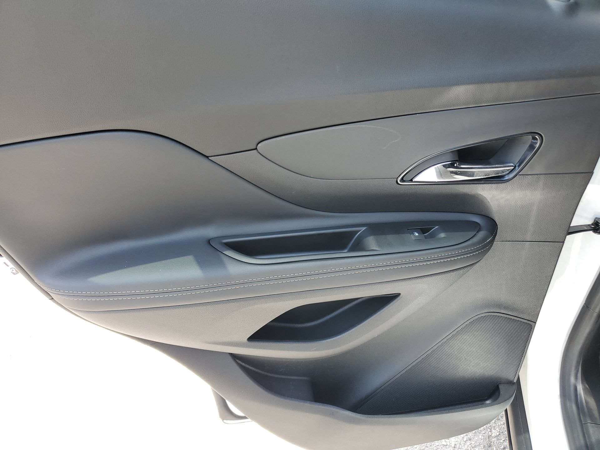 Used 2022 Buick Encore Preferred w/ Safety Package FWD image 9